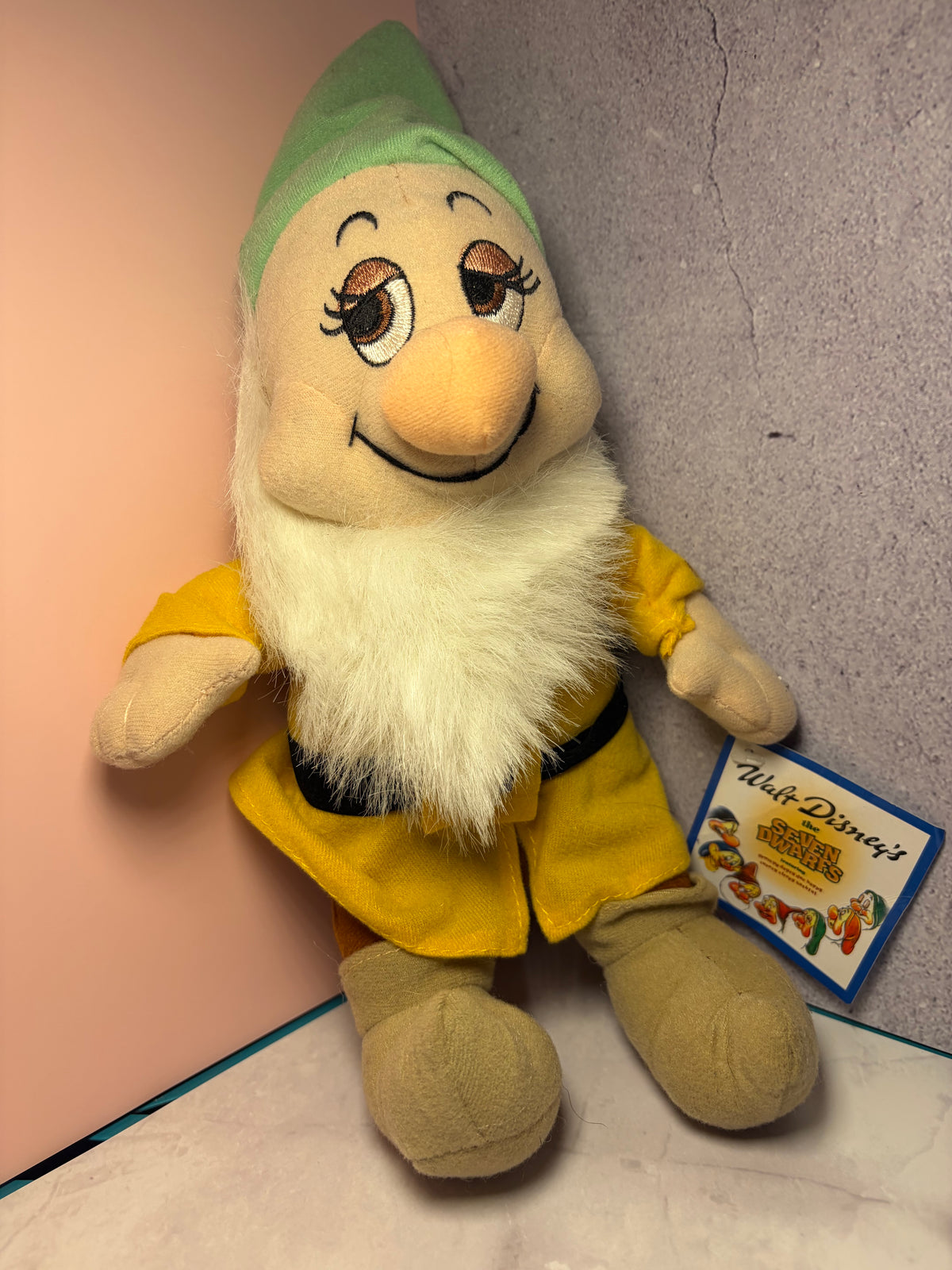 Bashful de Disney con etiqueta colgante