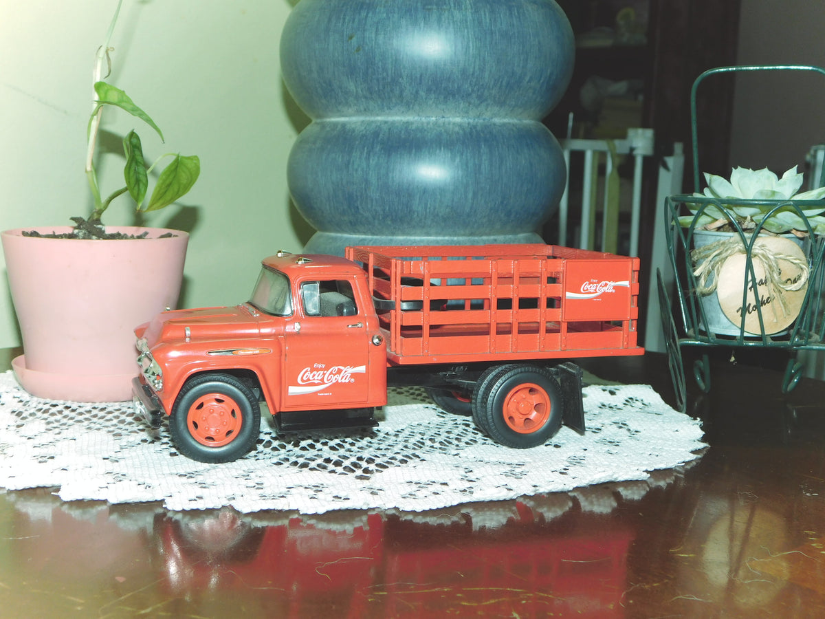 Camión de reparto de plataforma Coca-Cola vintage de fundición a presión ERTL | Objeto de colección publicitario | Decoración para cueva de hombre