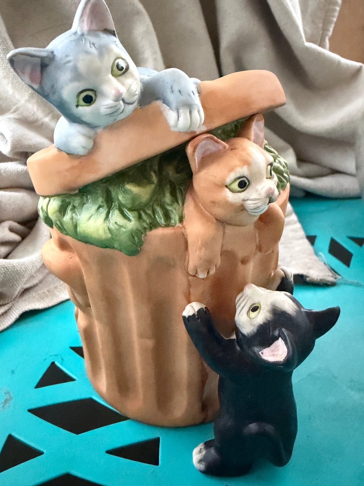Vintage Seymour Mann Cats Music Box detail