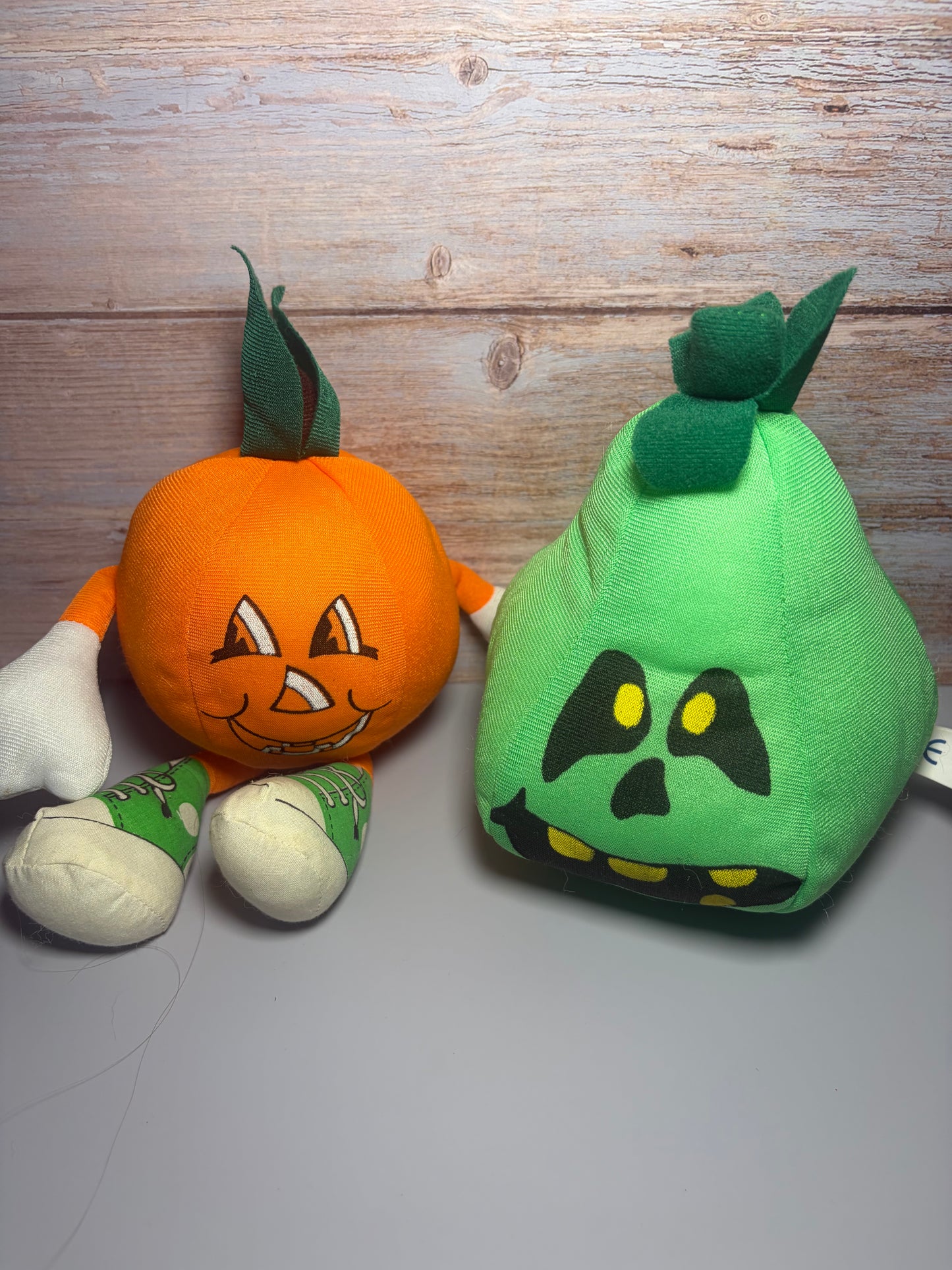 Dúo de peluches vintage de Halloween: calabaza sonriente y calabacín verde
