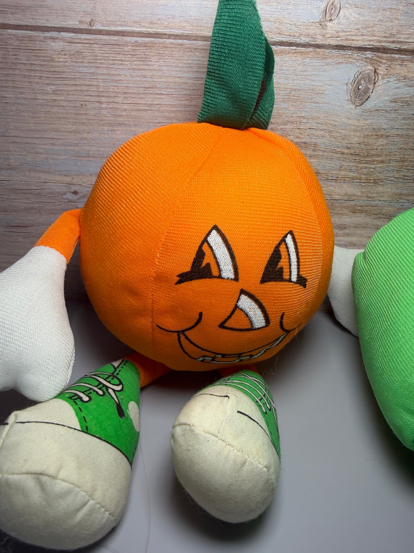 Dúo de peluches vintage de Halloween: calabaza sonriente y calabacín verde