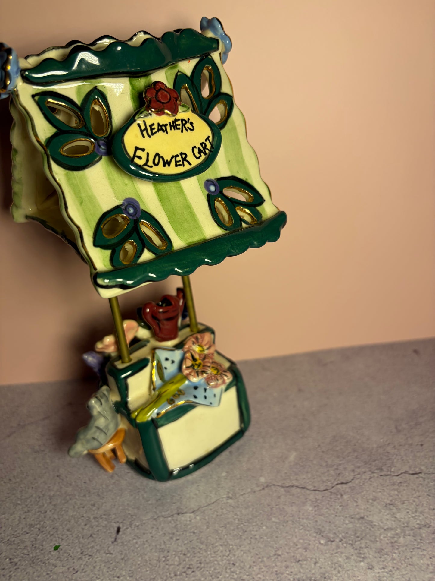 Luz nocturna de cerámica Carrito de Flores de Blue Sky Clayworks | Heather Goldmine | Pieza firmada por la artista