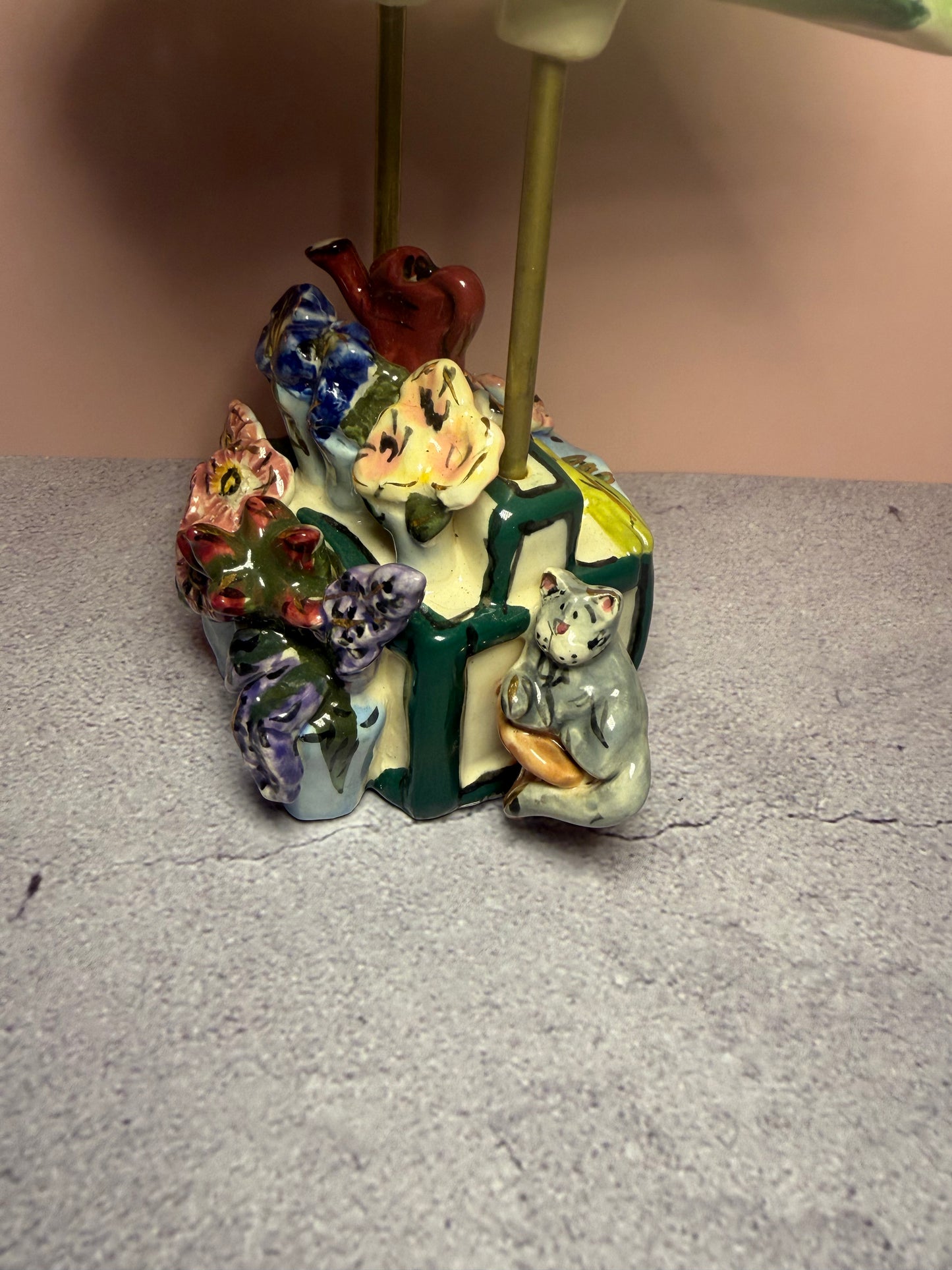 Luz nocturna de cerámica Carrito de Flores de Blue Sky Clayworks | Heather Goldmine | Pieza firmada por la artista