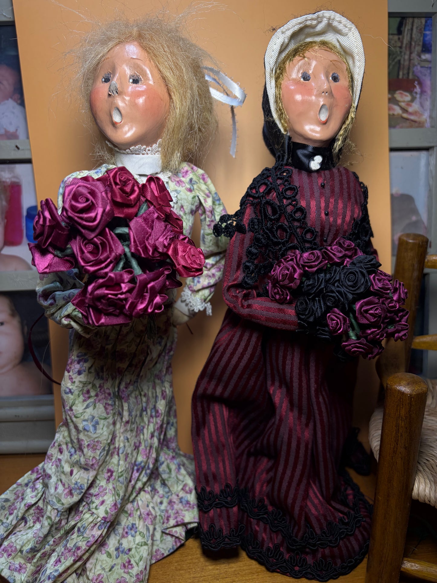 Byers' Choice Carolers | Juego de 2 figuras victorianas | Flores y rayas color borgoña | Coleccionable de Navidad