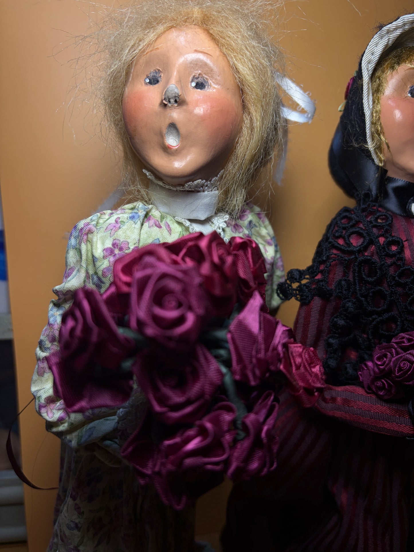 Byers' Choice Carolers | Juego de 2 figuras victorianas | Flores y rayas color borgoña | Coleccionable de Navidad