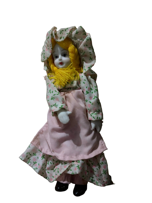 Muñeca de porcelana vintage – Con capota de flores estilo pradera