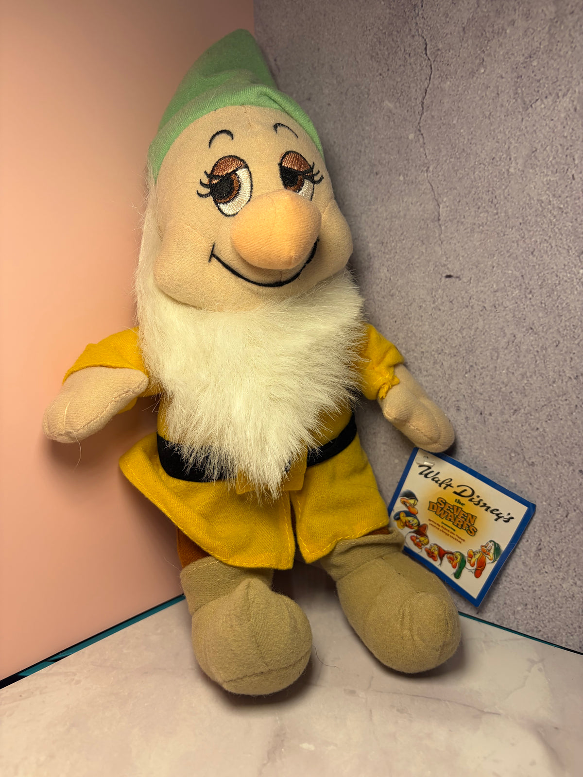 Bashful de Disney con etiqueta colgante