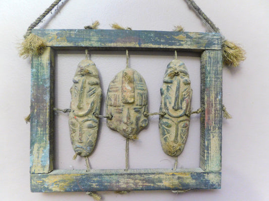 Decoración de pared con máscara tribal rústica | Marco de madera desgastada y borde de cuerda | Decoración bohemia para cabaña tiki