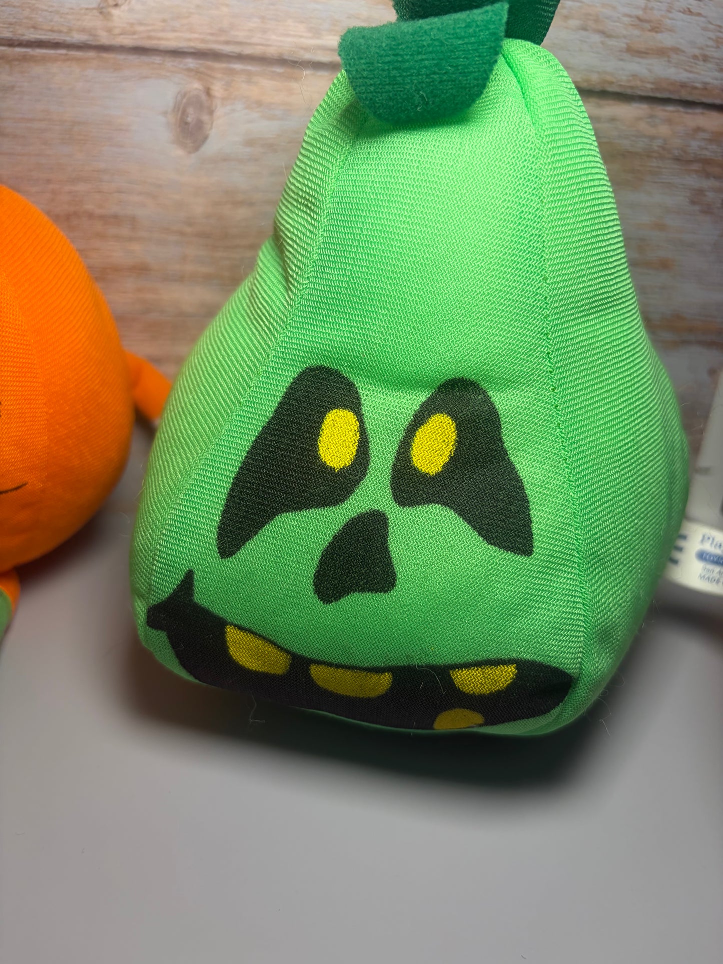 Dúo de peluches vintage de Halloween: calabaza sonriente y calabacín verde