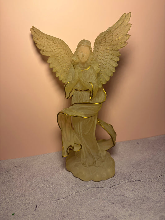 Figura decorativa de ángel arrodillado vintage – Resina esmerilada con bordes dorados, 8"