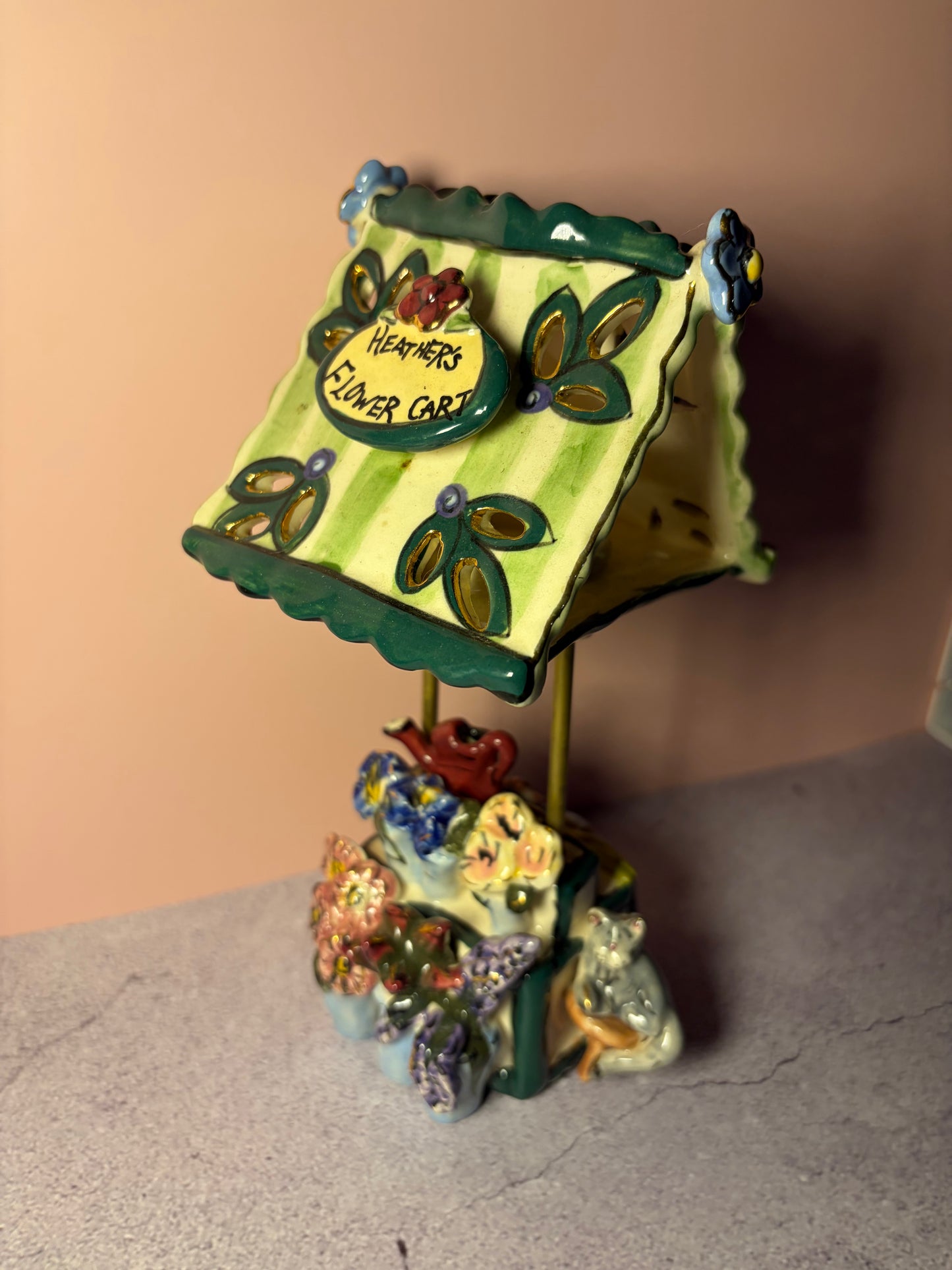 Luz nocturna de cerámica Carrito de Flores de Blue Sky Clayworks | Heather Goldmine | Pieza firmada por la artista