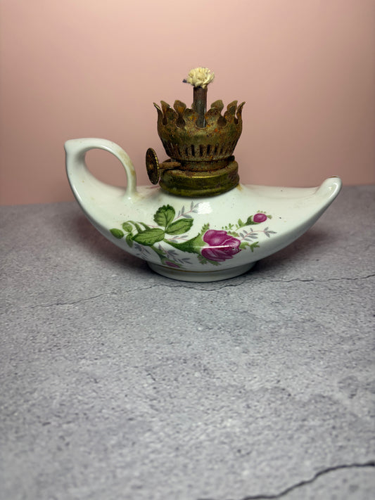 Lámpara de aceite de porcelana vintage con corona de latón