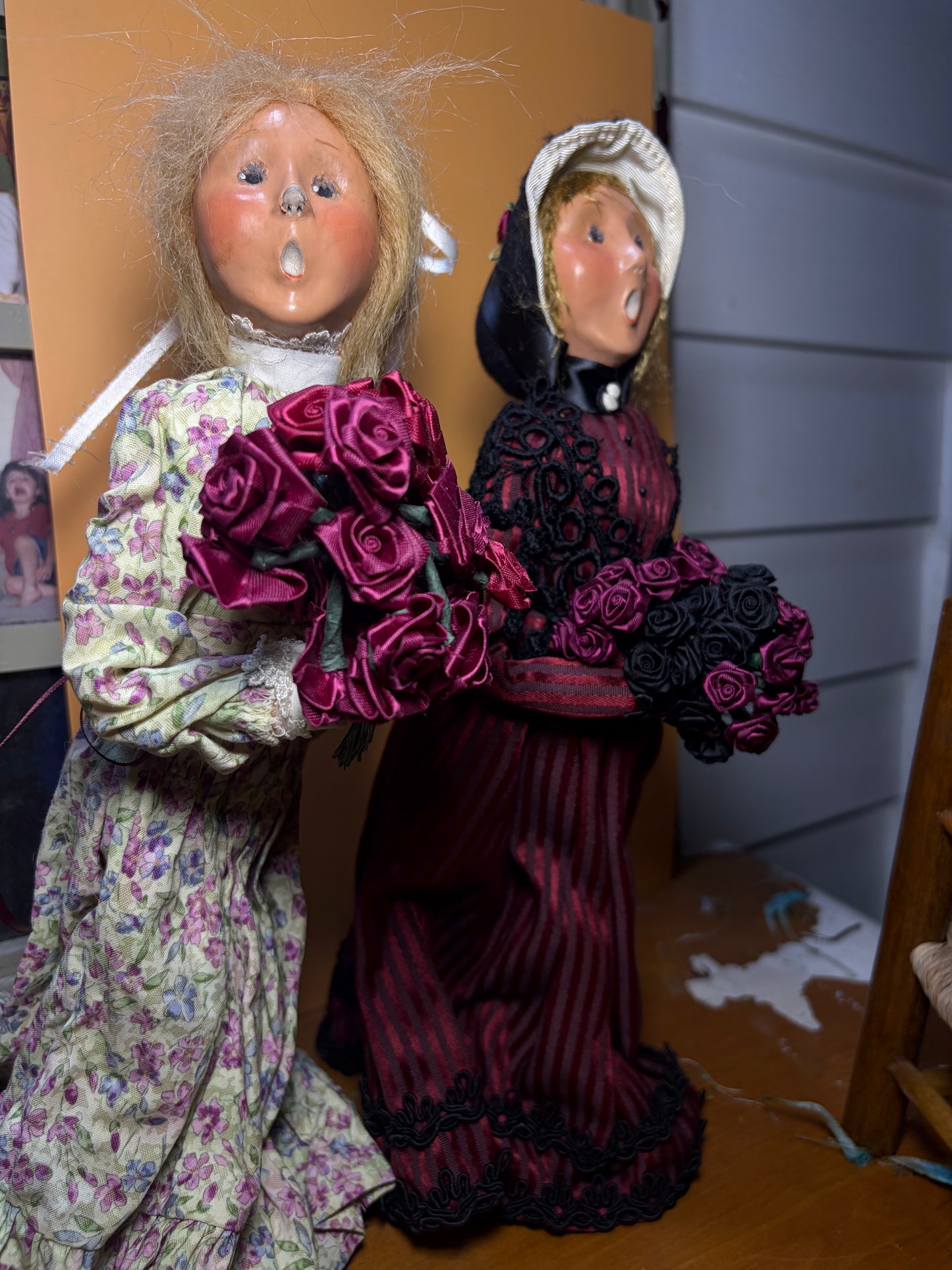 Byers' Choice Carolers | Juego de 2 figuras victorianas | Flores y rayas color borgoña | Coleccionable de Navidad