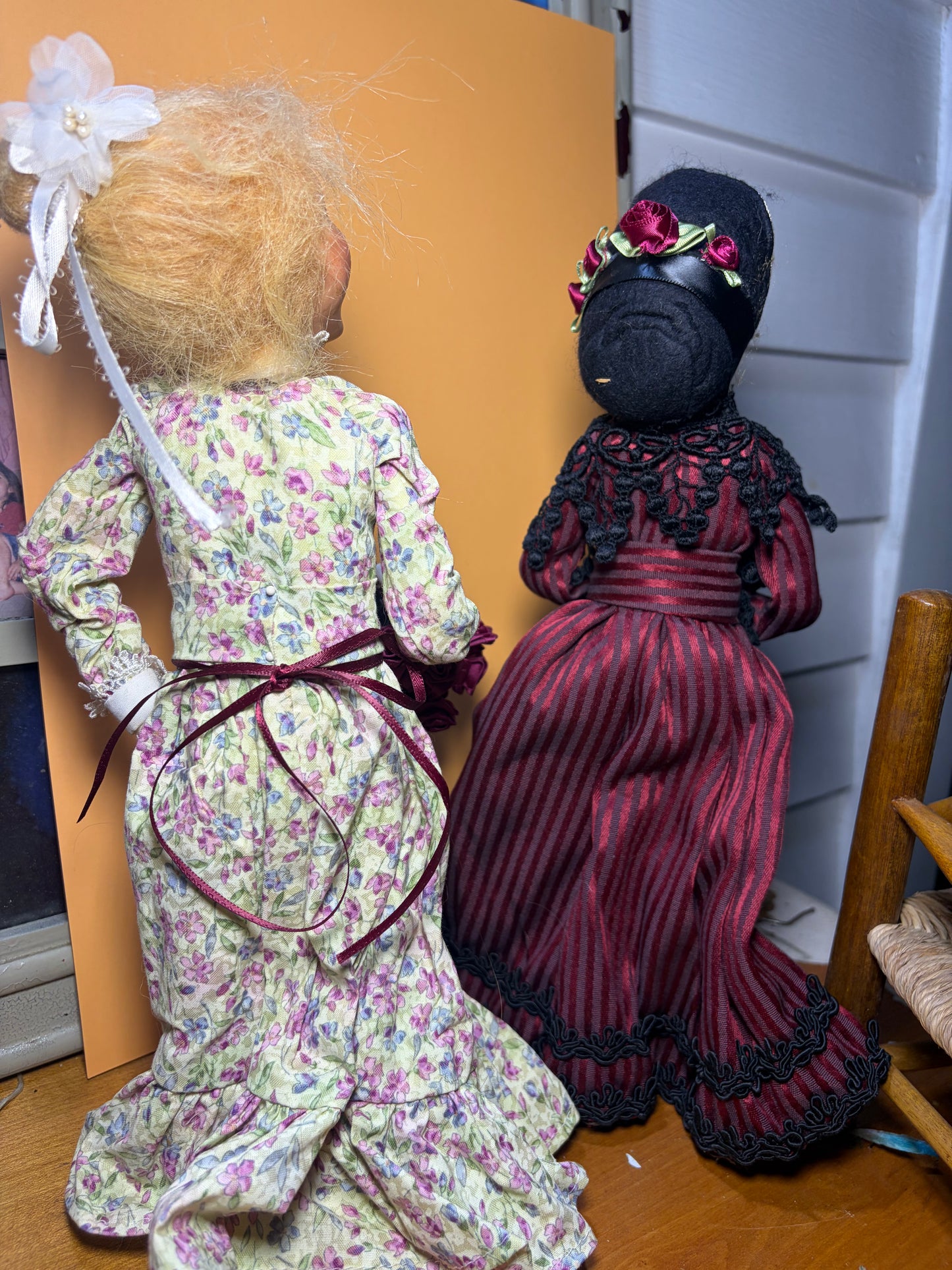 Byers' Choice Carolers | Juego de 2 figuras victorianas | Flores y rayas color borgoña | Coleccionable de Navidad